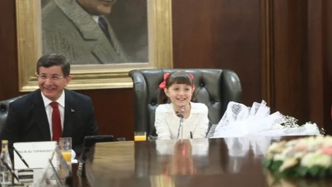 Başbakan Davutoğlu, Koltuğunu Pelin Su'ya Devretti