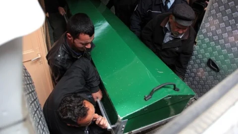 Adana'da Nişanlısı Tarafından Öldürülen Kadın Toprağa Verildi