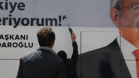 CHP Otobüsüne Taşlı Saldırı Antalya'da