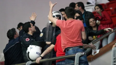 Fenerbahçe - Galatasaray Derbisinde Olaylar Çıktı