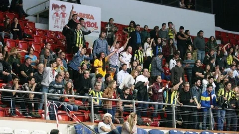 İzmir'de Voleybol Derbisi Krizi Yaşandı