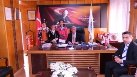 23 Nisan Çocukları Başkan Küçük'ü Ziyaret Etti