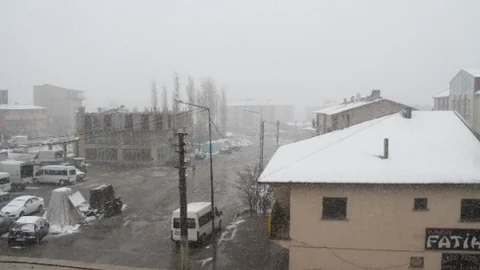 Muradiye'de Kar Yağışı Etkili Oldu