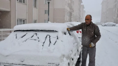 Van'da Kar Yağışı Zarar Verdi