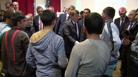 Başbakan Davutoğlu'ndan Çocuklara Ziyaret