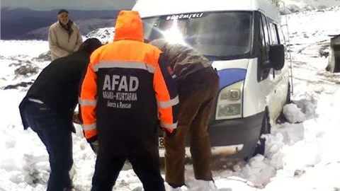 Sincik'te 18 Yolcu Kar Engeliyle Mahsur Kaldı