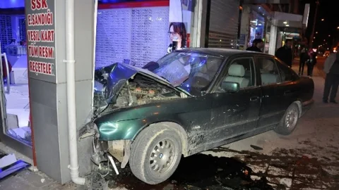 Konya'da Gözlükçü Dükkanına Otomobil Girdi