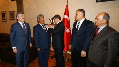 Akören Belediye Başkanına Rozet Taktı