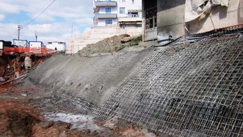 İzmit’te Heyelan Sonrası Duvar Yapımı