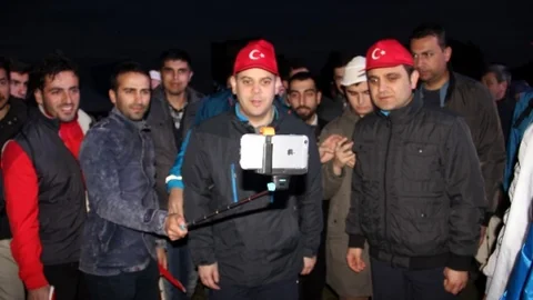 Çanakkale'de Bakan Kılıç Gençlerle Selfie Çekti