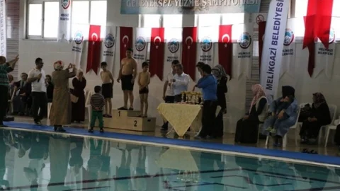 Melikgazi'de Yüzme Yarışması Düzenlendi