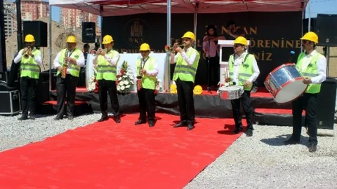 Kayseri'de İnşaat Bandosu Göz Doldurdu