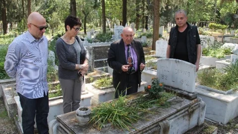 Attila Darvaş Babasının Mezarını Ziyaret Etti