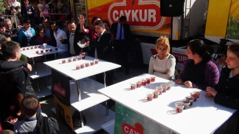 Diyarbakır'da Çay İçme Yarışması Yapıldı