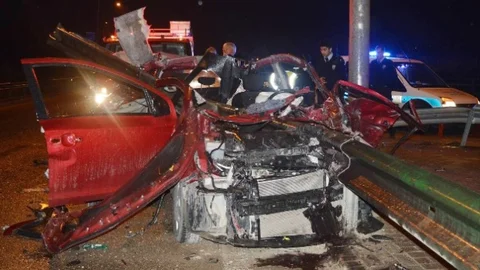 Bursa'da Trafik Kazası: Otomobil İkiye Bölündü