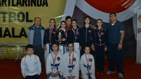 Kocaeli'de Minik Karateciler Şampiyonluk İçin Mücadele Ediyor