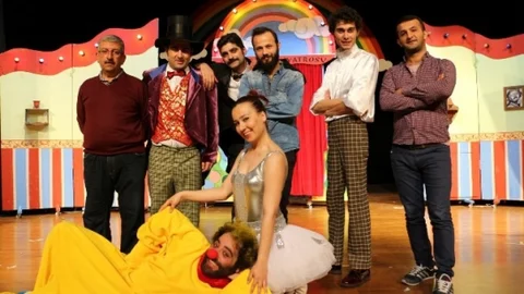 Çocuklar Gökkuşağı ile Eğleniyor