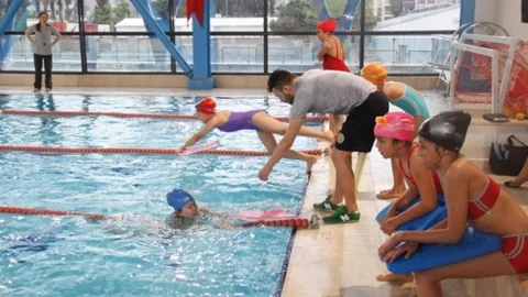 Buca'da Yüzme Şenliği Başladı