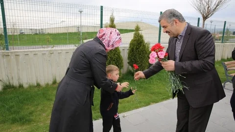 Başkanlardan Çiçek Dağıtımı Etkinliği