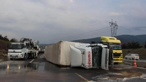 Bolu'da TIR Devrildi, Uzun Kuyruk Oluştu