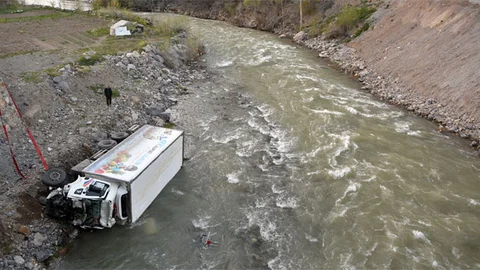 Gümüşhane'de Kamyon Köprüden Uçtu