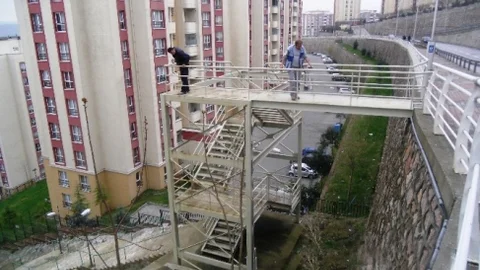 İzmit'te Demir Merdiven Bakım Çalışması