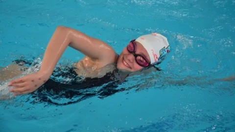 Adana'da Yüzme Yarışması Düzenlendi