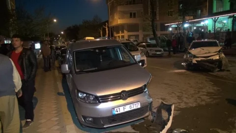 Körfez'de Üç Araçla Kaza