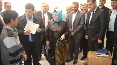 Çüngüş'te Kitap Dağıtımı Yapıldı