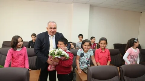 Erdemli'de Öğrenciler Başkan Tollu'yu Ziyaret Etti