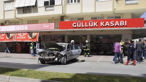 Antalya'da Kontrolden Çıkan Araç Kazası