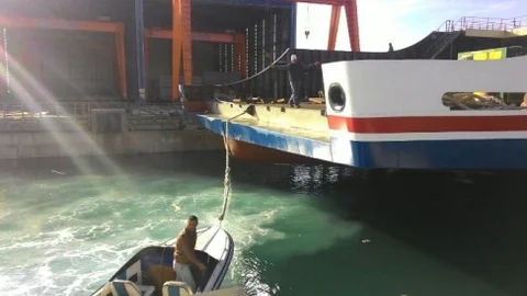 Van Gölü'nde Feribot Suya İndirildi