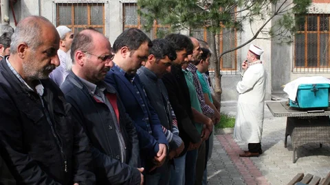 Oğlunun Atletiyle Gömülme Vasiyeti Reddedildi
