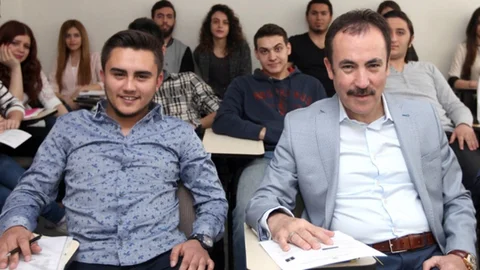 Baba ve Oğul Aynı Üniversitede Eğitim Alıyorlar