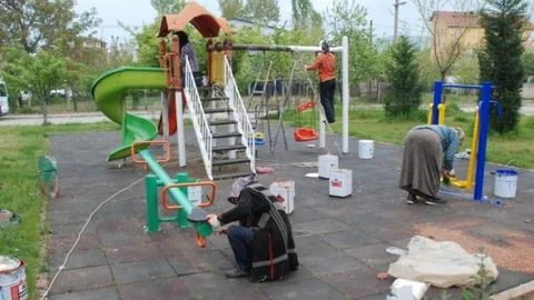 Çaycuma'daki Çocuk Parklarına Bakım Başladı