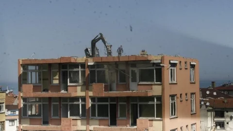 Trabzon'da İş Makinesi Çatıda