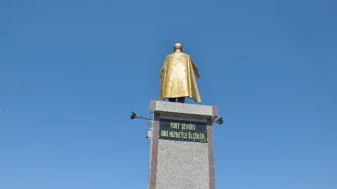 Kuşadası'nda Atatürk Heykeli Yenilendi