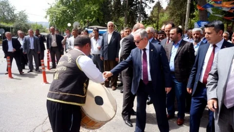 Sarıgöl'de Davulcuya Bahşiş Verildi