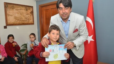 Foça'da Öğrenciler Başkan Demirağ'ı Ziyaret Etti