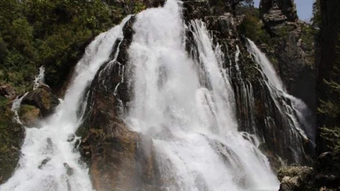 Uçansu Şelalesi'nde Kar Zenginliği