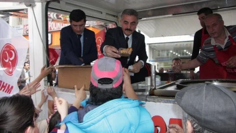 İsmet Büyükataman Yıldırım'da Lokma Dağıttı