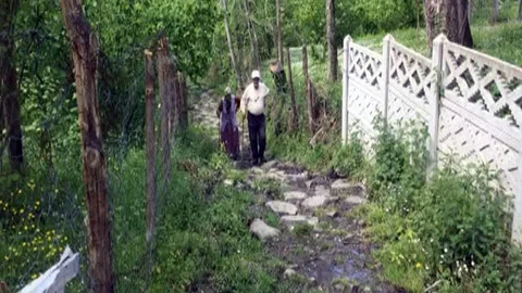 Yaşlı Çift Yol Yardımı Bekliyor