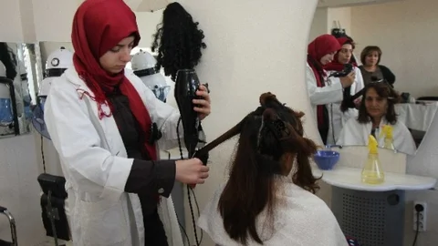 Bayraklı'da Kuaförlük Kursu Başladı