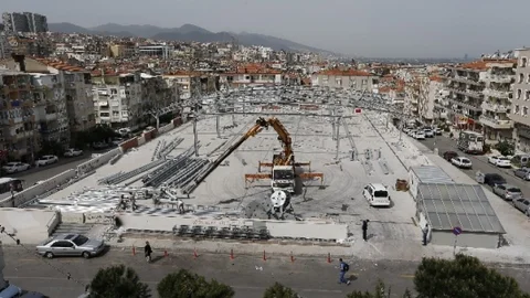 İzmir'de Kapalı Pazaryeri Çalışmaları Devam Ediyor