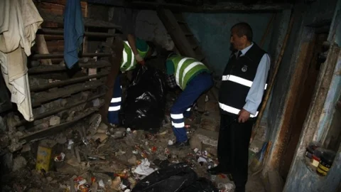 Yaşlı Vatandaşın Evinde Çöp Temizliği