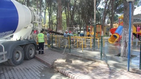 Burhaniye'de Yol Çalışmaları Devam Ediyor