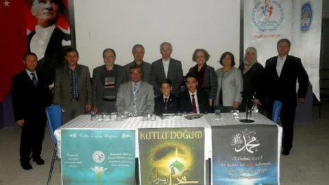 Balıkesir'de Öğrencilere Gül Dağıtımı Yapıldı