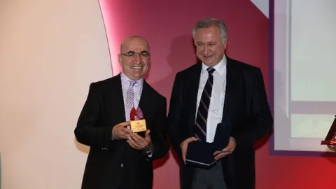 Prof. Dr. Bayram'a Ödül Verildi