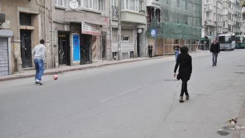 Çocuklar Trafikte Futbol Oynadı