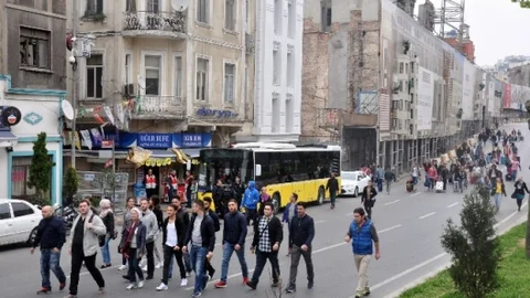 Cihangir'de Valizli Yürüyüşler